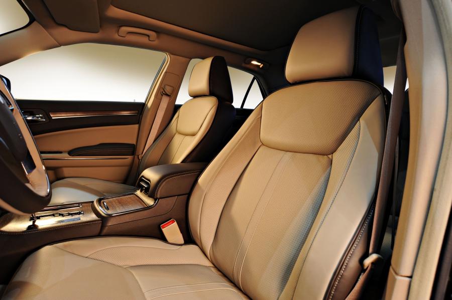  Lancia Thema 2011 года  (фото 2 из 77)